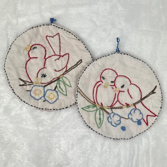 Pair Vintage Hand-Embroidered Bird Pot Holders 1940s 5.5" Round Red Plaid Back - Picture 1 of 6
